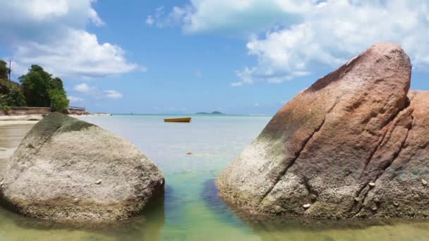 Granieten rotsen op de Seychellen — Stockvideo