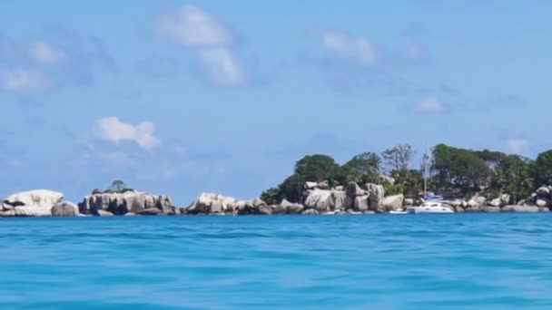 Granieten rotsen op de Seychellen — Stockvideo