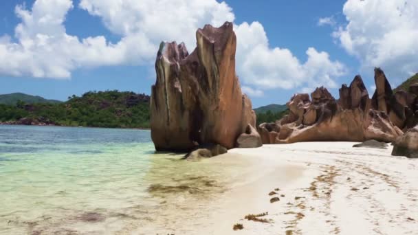 Granieten rotsen op de Seychellen — Stockvideo