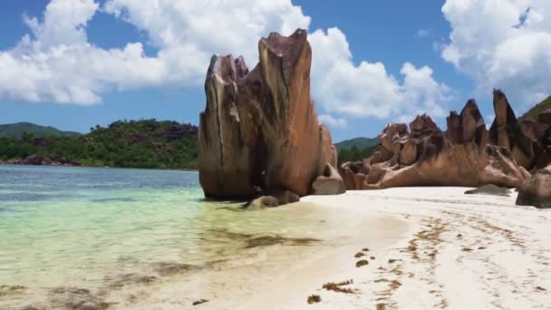 Granieten rotsen op de Seychellen — Stockvideo