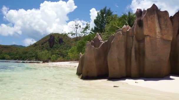 Granieten rotsen op de Seychellen — Stockvideo