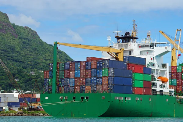 Containerschip in tropische haven — Stockfoto