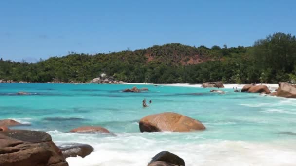 Traumhafter Strand der Seychellen — Stockvideo