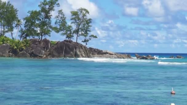Естественное побережье Сейшельских островов — стоковое видео
