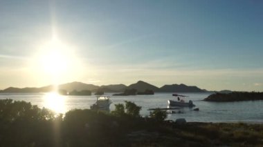 günbatımı praslin Island üzerinde