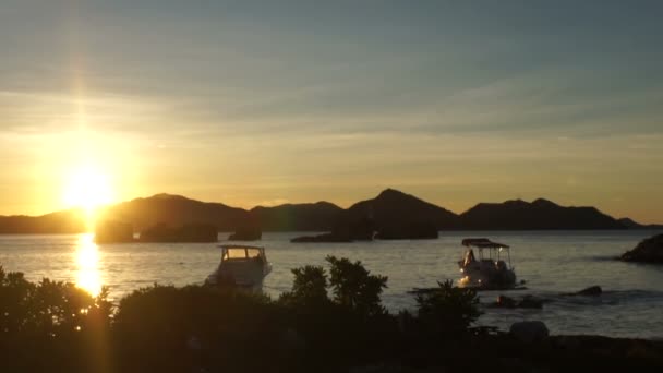 Ηλιοβασίλεμα πάνω από το νησί praslin — Αρχείο Βίντεο