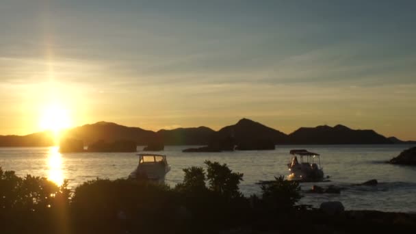 Zonsondergang over eiland praslin — Stockvideo