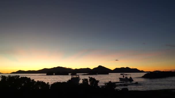 Zonsondergang over eiland praslin — Stockvideo