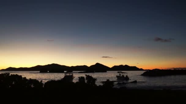 Sonnenuntergang über der Insel Praslin — Stockvideo