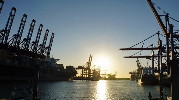 Pôr do sol no porto de Hamburgo — Fotografia de Stock