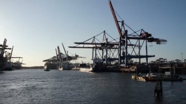 Gün batımında Hamburg Limanı