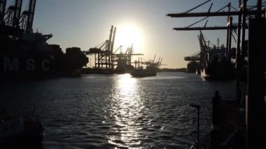Gün batımında Hamburg Limanı