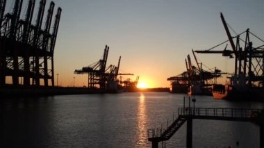 Gün batımında Hamburg Limanı