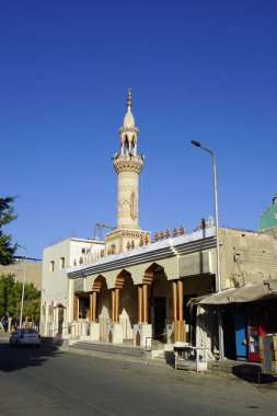 Mısırdaki El Kureyir 'de uzun kolonları olan geleneksel cami minaresi
