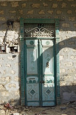 Eski, yıpranmış ahşap kapı Mısır 'daki El Quseir' de