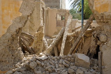 El Qusei 'deki iki katlı ahşap merdivenle yıkılmış.