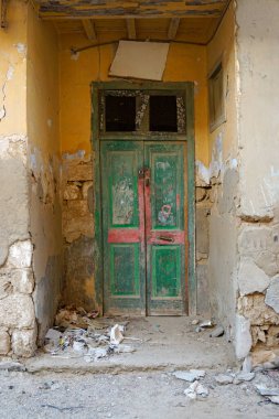 Eski, yıpranmış ahşap kapı Mısır 'daki El Quseir' de