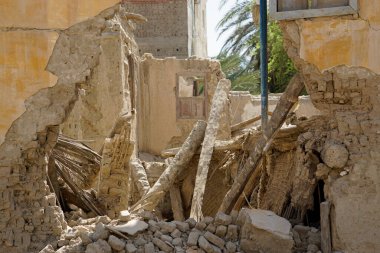 El Qusei 'deki iki katlı ahşap merdivenle yıkılmış.