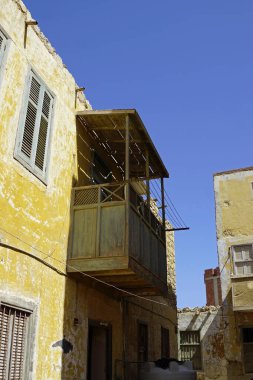 Mısır 'daki El Quseir' de harap olmuş eski ahşap bir balkon.