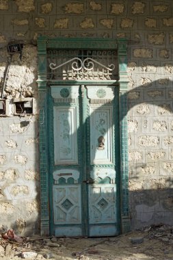 Eski, yıpranmış ahşap kapı Mısır 'daki El Quseir' de