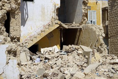 El Qusei 'deki iki katlı ahşap merdivenle yıkılmış.