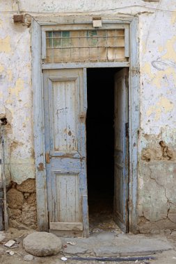 Eski, yıpranmış ahşap kapı Mısır 'daki El Quseir' de