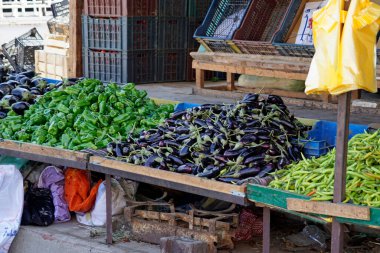 Mısır 'daki bedevi pazarında taze sebzeler
