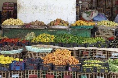 Mısır 'daki bedevi pazarında taze sebzeler