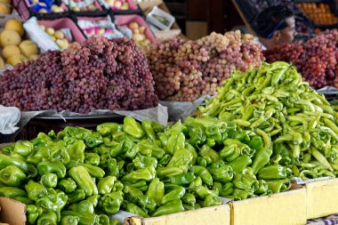 Mısır 'daki bedevi pazarında taze sebzeler