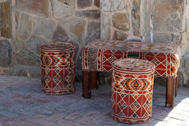 El Quseir sokaklarında renkli deri puf yığınları.