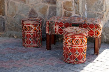 El Quseir sokaklarında renkli deri puf yığınları.