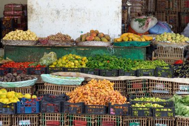 Mısır 'daki bedevi pazarında taze sebzeler