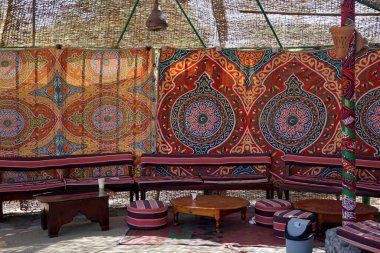 Geleneksel oturma alanı renkli desenli Bedevi Carpe