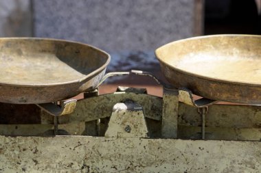 Eski çalışma kapalı iki pan denge ölçek aşağı