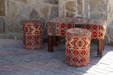 El Quseir sokaklarında renkli deri puf yığınları.