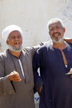 El Quseir, Mısır - 10 Ekim 2025: Geleneksel bedevi işareti üzerinde satıcı