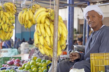 El Quseir, Mısır - 10 Ekim 2025: Geleneksel bedevi işareti üzerinde satıcı