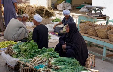 El Quseir, Mısır - 10 Ekim 2025: Geleneksel bedevi işareti üzerinde satıcı