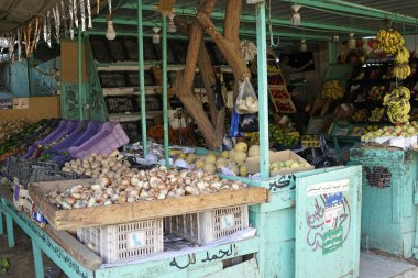 El Kureyir, Mısır - 10 Ekim 2025: bedevi pazar kristali