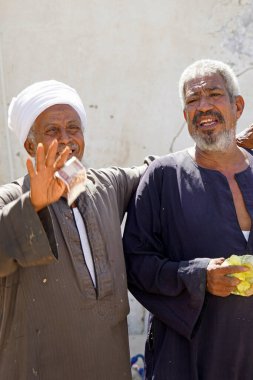 El Quseir, Mısır - 10 Ekim 2025: Geleneksel bedevi işareti üzerinde satıcı