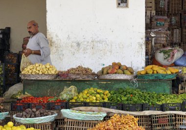 El Quseir, Mısır - 10 Ekim 2025: Geleneksel bedevi işareti üzerinde satıcı