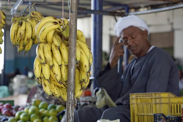 El Quseir, Mısır - 10 Ekim 2025: Geleneksel bedevi işareti üzerinde satıcı