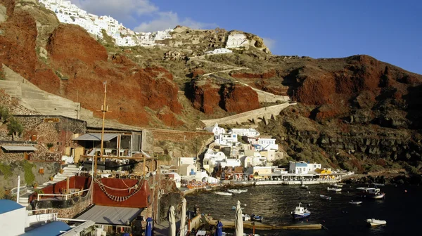 Pequeno porto de akrotiri na ilha de grécia santorini — Fotografia de Stock