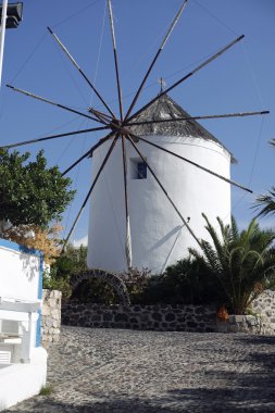 santorini Adası perissa içinde geleneksel Yunanistan yel değirmeni