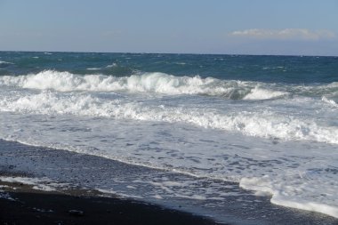 doğal siyah lav beach koulombos santorini Adası