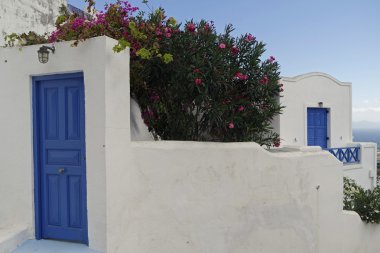 geleneksel Yunanistan Köyü pyrgos santorini üzerinde