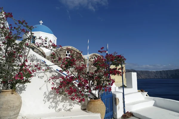 Tradiční církve v malé vesnici oia na santorini — Stock fotografie