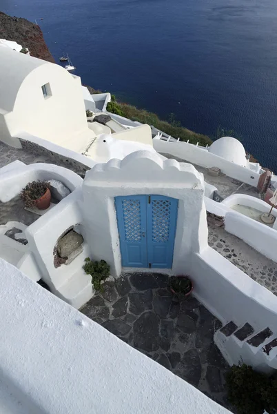 Vista sobre el pequeño pueblo oia en la isla santorini —  Fotos de Stock