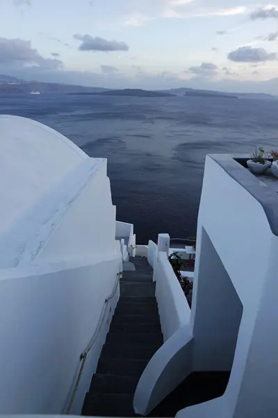 Vista sul piccolo villaggio oia sull'isola di santorini — Foto Stock