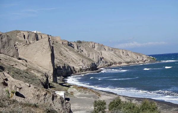 Wilde kust van santorini eiland in de buurt van perissa — Stockfoto